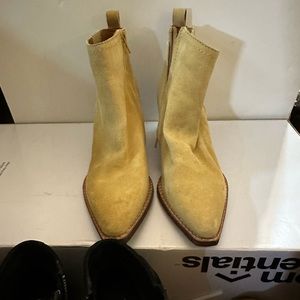 Lady Zodiac Tan suede,almond toe,sz 6m,side zip,new but scuff Rt toe& dark spot